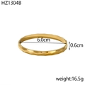 Dettaglio bracciale geometrico dorato con dimensioni 6,0cm di diametro e 0,6cm di larghezza - Stile Sfaccettato Oro (HZ1304B)