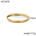 Dettaglio del bracciale geometrico dorato con dimensioni 6,0cm e peso 17,4g e trama squamata - Stile Martellato Oro (HZ1307B)