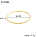 Bracciale rigido dorato minimalista con rombi, diametro 6,3 cm e larghezza 0,3 cm - Stile Oro con Motivo a Spiga (DSZ1447)