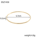 Bracciale dorato minimalista con motivo a rombi, diametro 5,7cm e finitura lucida - Stile Oro con Goffratura a Diamante (DSZ1458)