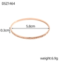 Vista dettagliata del bracciale in oro rosa con motivo a rombi, diametro 5,8 cm e larghezza 0,3 cm - Stile Oro Rosa con Texture Geometrica (DSZ1464)