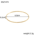 Vista dettagliata di un bracciale sottile dorato con motivi geometrici e diametro 6,0cm - Stile Oro con Scanalature Geometriche (DSZ1474)