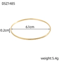 Dettaglio del bracciale dorato a rombi da 6,1 cm con misure di larghezza e peso - Stile Oro Finemente Inciso (DSZ1485)