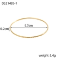 Dettaglio del bracciale dorato con motivo a rombi, diametro interno 5,7cm e larghezza 0,2cm - Stile Oro Inciso a Diamante (DSZ1485-1)