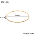 Specifiche dettagliate del bracciale dorato con trama a rombi e diametro interno di 5,8 cm - Stile Oro Stretto Inciso a Diamante (DSZ1486)