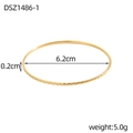 Dettaglio del bracciale dorato a rombi da 6,2 cm con larghezza 0,2 cm e peso di 5,0 g - Stile Oro Inciso a Spina di Pesce (DSZ1486-1)