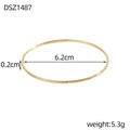 Dettaglio del bracciale sottile in oro 0,2 cm con motivo a rombi e diametro 6,2 cm - Stile Oro con Motivo Inciso (DSZ1487)