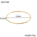 Dettagli del bracciale dorato a rombi con diametro interno di 5,8 cm e peso 4,9g - Stile Oro con Motivo a Rilievo (DSZ1488)