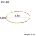 Dettagli del diametro interno di 6,2cm e spessore di 0,2cm del bracciale rigido dorato - Stile Oro Inciso Geometrico (DSZ1489)