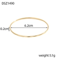 Dettaglio del bracciale dorato con trama a rombi da 6,2 cm e larghezza di 0,2 cm - Stile Oro con Texture Ondulata (DSZ1490)