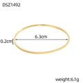 Dettaglio del diametro interno di 6,3 cm e spessore di 0,2 cm del bracciale dorato - Stile Oro con Texture Fine (DSZ1492)