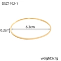 Dettaglio del bracciale dorato con misure di 6,3cm di diametro e 0,2cm di larghezza - Stile Oro a Righe Verticali (DSZ1492-1)