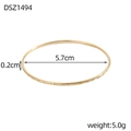 Dettagli del bracciale dorato con motivo a rombi: diametro 5,7 cm e peso di 5,0 g - Stile Oro Minimalista con Motivo Ondulato (DSZ1494)