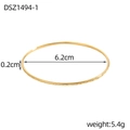 Dettaglio del bracciale dorato con diametro interno di 6,2 cm e trama a onde - Stile Oro Minimalista con Texture Ondulata (DSZ1494-1)