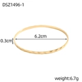 Dettaglio del bracciale dorato sfaccettato da 0,3cm con diametro 6,2cm e peso di 6,7g - Stile Oro con Motivo Sfaccettato Geometrico (DSZ1496-1)