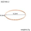 Dettaglio del bracciale rigido oro rosa con trama geometrica, diametro 6,2cm e larghezza 0,3cm - Stile Oro Rosa Sfaccettato Geometrico (DSZ1496-2)