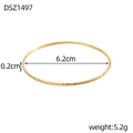 Dettaglio bracciale dorato con trama a rombi, misure: 6,2 cm diametro e 0,2 cm larghezza - Stile Oro Sottile Inciso (DSZ1497)