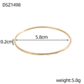 Dettaglio dimensioni del bracciale dorato con motivo a rombi e diametro interno di 5,8 cm - Stile Oro Inciso Regolare (DSZ1498)