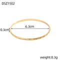 Dettaglio del diametro di 6,3cm e del motivo a rombi del bracciale dorato - Stile Oro con Texture Goffrata a Triangolo (DSZ1502)