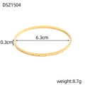 Dettaglio del bracciale dorato con trama a rombi, diametro 6,3 cm e larghezza di 0,3 cm - Stile Oro con Texture Ondulata Scanalata (DSZ1504)