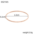 Dettaglio che mostra le dimensioni di 0,2cm di larghezza e 6,3cm di diametro del bracciale - Stile Oro Rosa Squisitamente Inciso (DSZ1505)