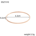 Dettaglio bracciale rigido oro rosa a rombi, diametro 6,3cm e larghezza 0,2cm per donna - Stile Oro Rosa a Righe Verticali (DSZ1510)