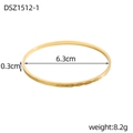 Dettaglio bracciale dorato con trama a rombi, diametro 6,3 cm e larghezza 0,3 cm - Stile Oro con Trama Intrecciata (DSZ1512-1)
