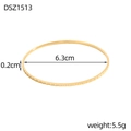 Dimensioni dettagliate del bracciale dorato a rombi con diametro 6,3cm e larghezza 0,2cm - Stile Oro a Righe Verticali (DSZ1513)