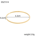 Dettaglio di un bracciale rigido dorato minimalista con trama verticale e diametro di 6,3 cm - Stile Oro con Motivo Verticale (DSZ1514)