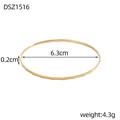 Vista dettagliata del bracciale dorato con trama a rombi, diametro 6,3 cm e larghezza 0,2 - Stile Oro con Texture Sfaccettata (DSZ1516)