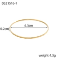 Dettaglio del bracciale dorato sfaccettato con diametro interno di 6,3 cm e larghezza 0,2 cm - Stile Oro Artigianale Sfaccettato (DSZ1516-1)