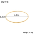 Dettaglio del bracciale dorato con motivo a rombi, diametro 6,3 cm e larghezza 0,2 cm - Stile Oro a Maglia di Diamante (DSZ1518)