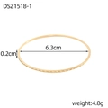 Dettaglio bracciale dorato con motivo a rombi, diametro interno 6,3 cm e larghezza 0,2 cm - Stile Oro con Motivo a Croce (DSZ1518-1)