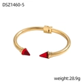 Dettaglio del bracciale a fascia dorato a C con terminali a punta rossi traslucidi - Stile Rosso Oro (DSZ1460-5)