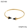Dettaglio del bracciale rigido dorato con punte a cono nere e finitura minimalista - Stile Piccolo Nero Oro (DSZ1480)