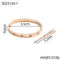 Details des roségoldenen Armreifs mit Schraubmotiven, Kristallen und passendem Schraubendreher - Roségold Schraubenmuster (DSZ1538-1)