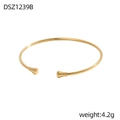 Detail eines vergoldeten minimalistischen Armreifs mit runden Kugelenden für Damen - Gold Glockenende Offener Stil (DSZ1239B)