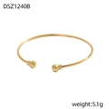 Detail eines goldenen minimalistischen Armreifs mit Kugelenden, Leichtbauweise 5,1 g - Goldene Runde Kugel Offener Stil (DSZ1240B)