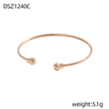 Detailansicht eines minimalistischen Armreifs in Roségold mit Perlen und Texturen - Roségold Kugelende Mit Nut (DSZ1240C)