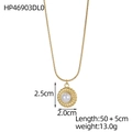 Détail du pendentif doré avec perle blanche et bordure torsadée sur chaîne serpent - Collier Perle d'Imitation Rond Torsadé Doré (HP46903DL0)