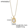 Détail du collier vintage doré avec pendentif ovale irrégulier et perle centrale - Collier Perle d'Imitation Ovale Martelé Doré (HP46968DL0)
