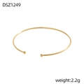 Detailansicht eines verstellbaren goldenen Armreifs mit polierten Kugeln und Minimal-Design - Gold Kugelendkappe Stil (DSZ1249)