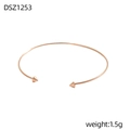 Detail eines roségoldenen Armreifs mit eleganten, konischen Enden und minimalistischem Design - Roségold Konischer Spitzer Stil (DSZ1253)