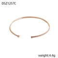 Detailansicht eines roségoldenen verdrehten Armreifs mit zylindrischen Endkappen - Roségold Gedrehtes Seil Zylinder (DSZ1257C)