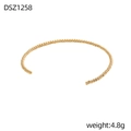 Detailansicht eines minimalistischen goldenen Perlenarmreifs mit hochglanzpoliertem Finish - Goldene Perlen Minimalistischer Stil (DSZ1258)