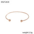 Detailansicht eines roségoldenen Armreifs mit gewebter Textur und Kugel-Endstücken - Roségold Webtextur-Stil (DSZ1263C)