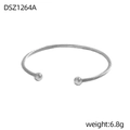 Detailansicht eines silbernen Kabel-Armreifs mit polierten Endkugeln und gedrehtem Metalldraht - Silberdrahtseil Textur (DSZ1264A)