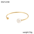 Dettaglio di un bracciale rigido dorato regolabile con perla e piccola sfera metallica - Stile Perla Dorata e Sfera di Metallo (DSZ1235B)