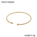 Makroaufnahme des minimalistischen goldenen Perlenarmreifs mit polierter Oberfläche - Golderne Perle Offener C-Typ (YZ07413D0W0)