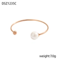 Dettaglio del bracciale aperto in oro rosa con perla bianca e sfera metallica, 7,0g - Stile Perla Oro Rosa e Sfera di Metallo (DSZ1235C)